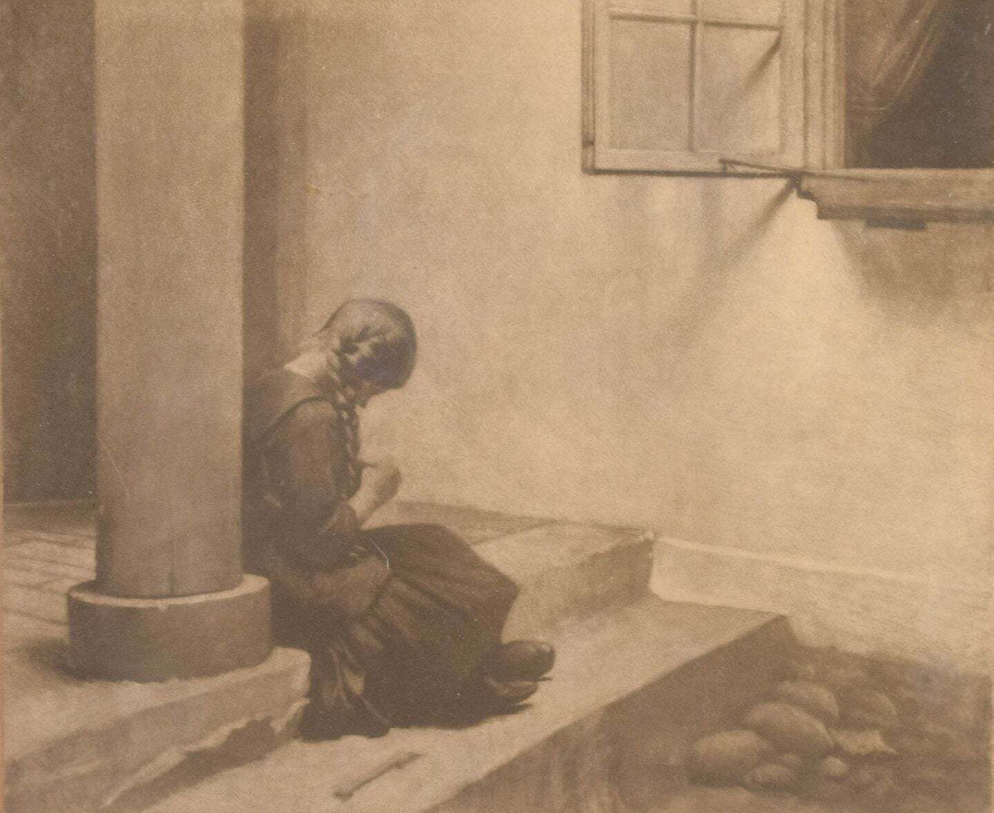 Peter Ilsted. « Girl by Column ». Manière noire sur papier. Début du XXe siècle.