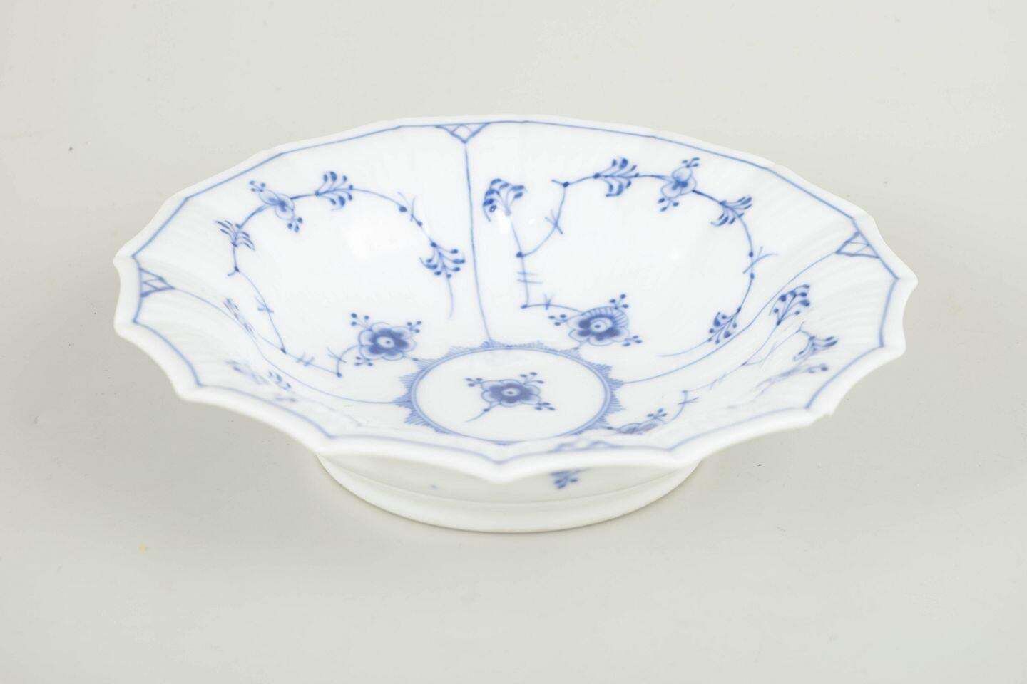 Royal Copenhagen. Plat en porcelaine Blue Fluted Plain. Années 1930 photo furniture
