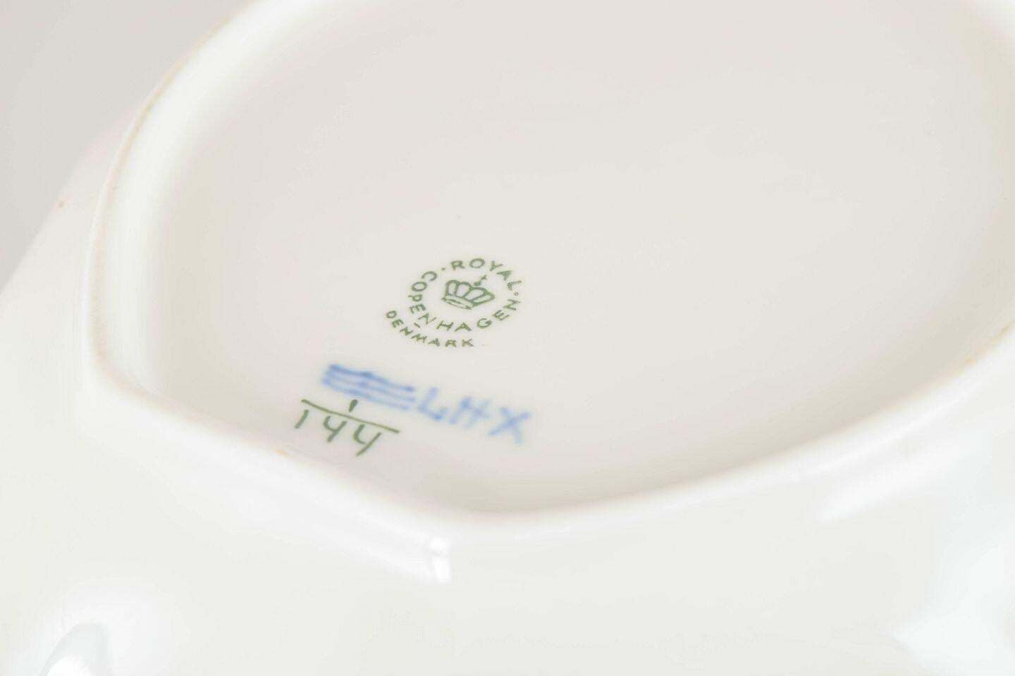 Royal Copenhagen. Blue Fluted Plain schaal in bladvorm. 1966. photo Woonaccessoires