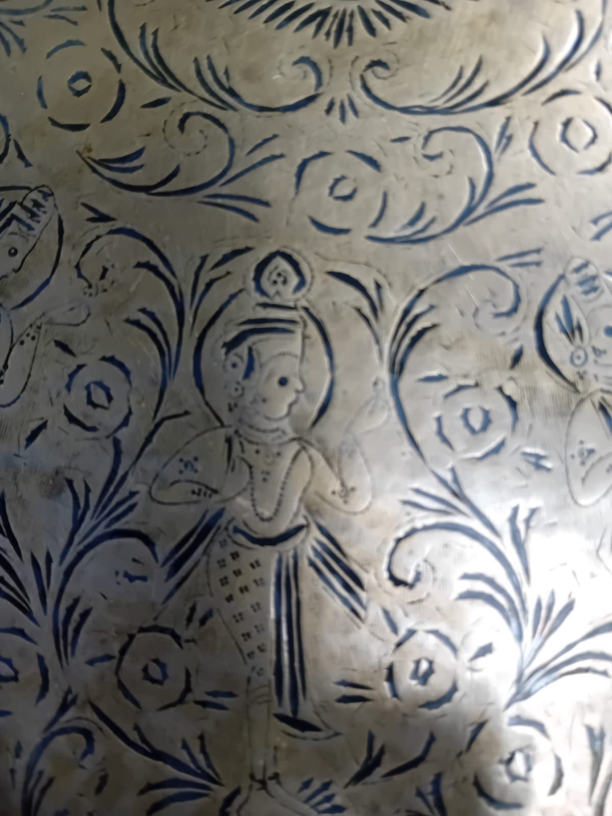 Large Hand Engraved Indian Brass Tray With Figural Decoration, 46cm Diameter photo vinterior