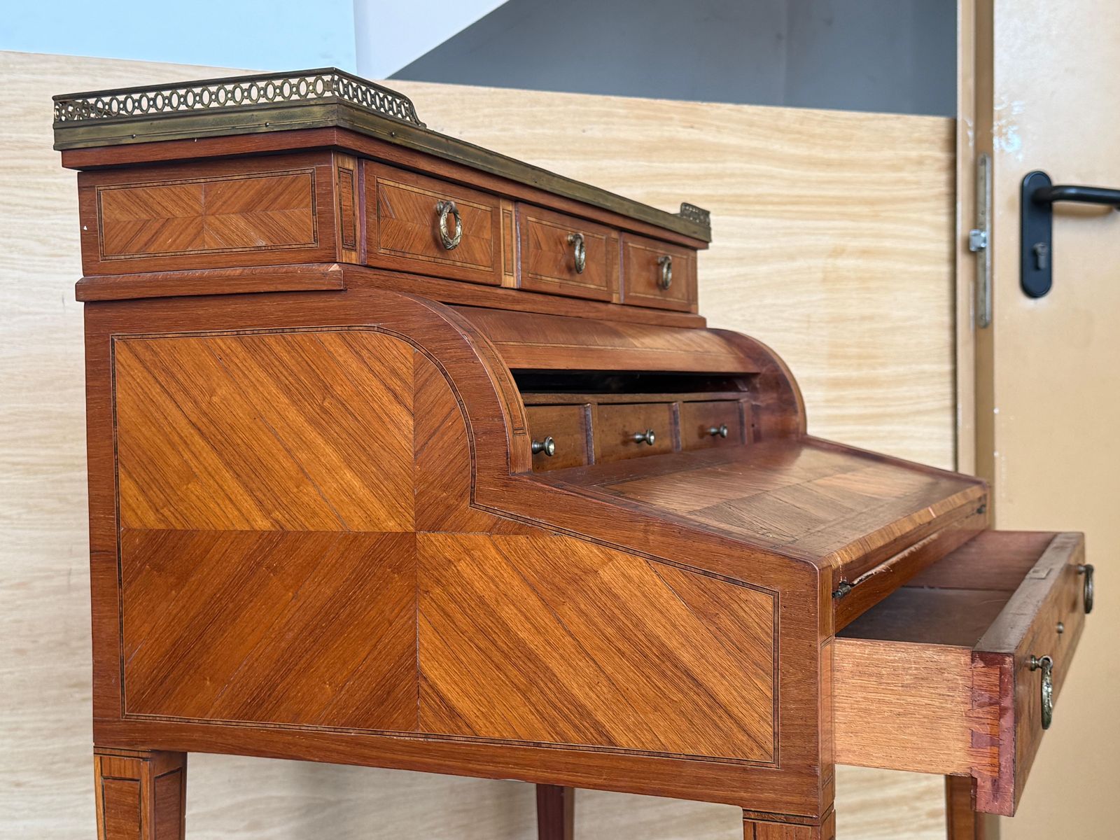 Mobilier Bureau à cylindre de style Louis XVI, marqueterie et galerie en laiton photo