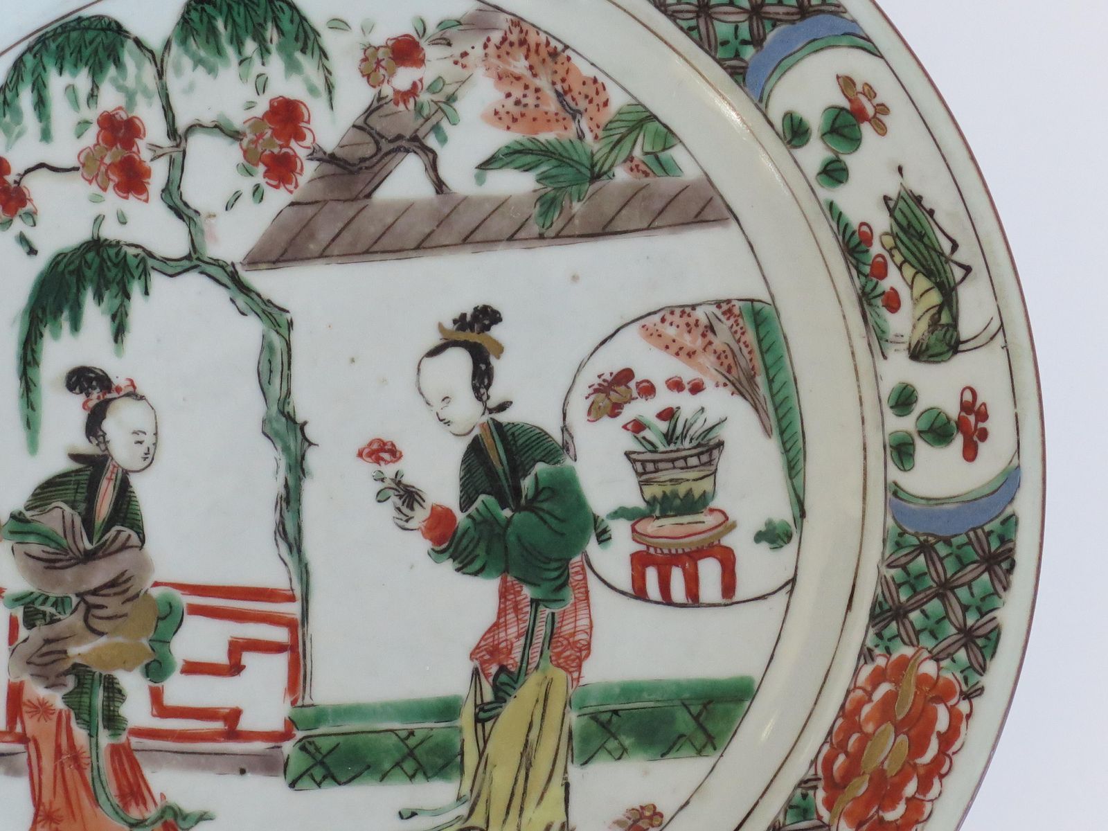 Chinees Famille Verte bord, handgeschilderd porselein, Kangxi-periode, ca. 1690 photo Woonaccessoires
