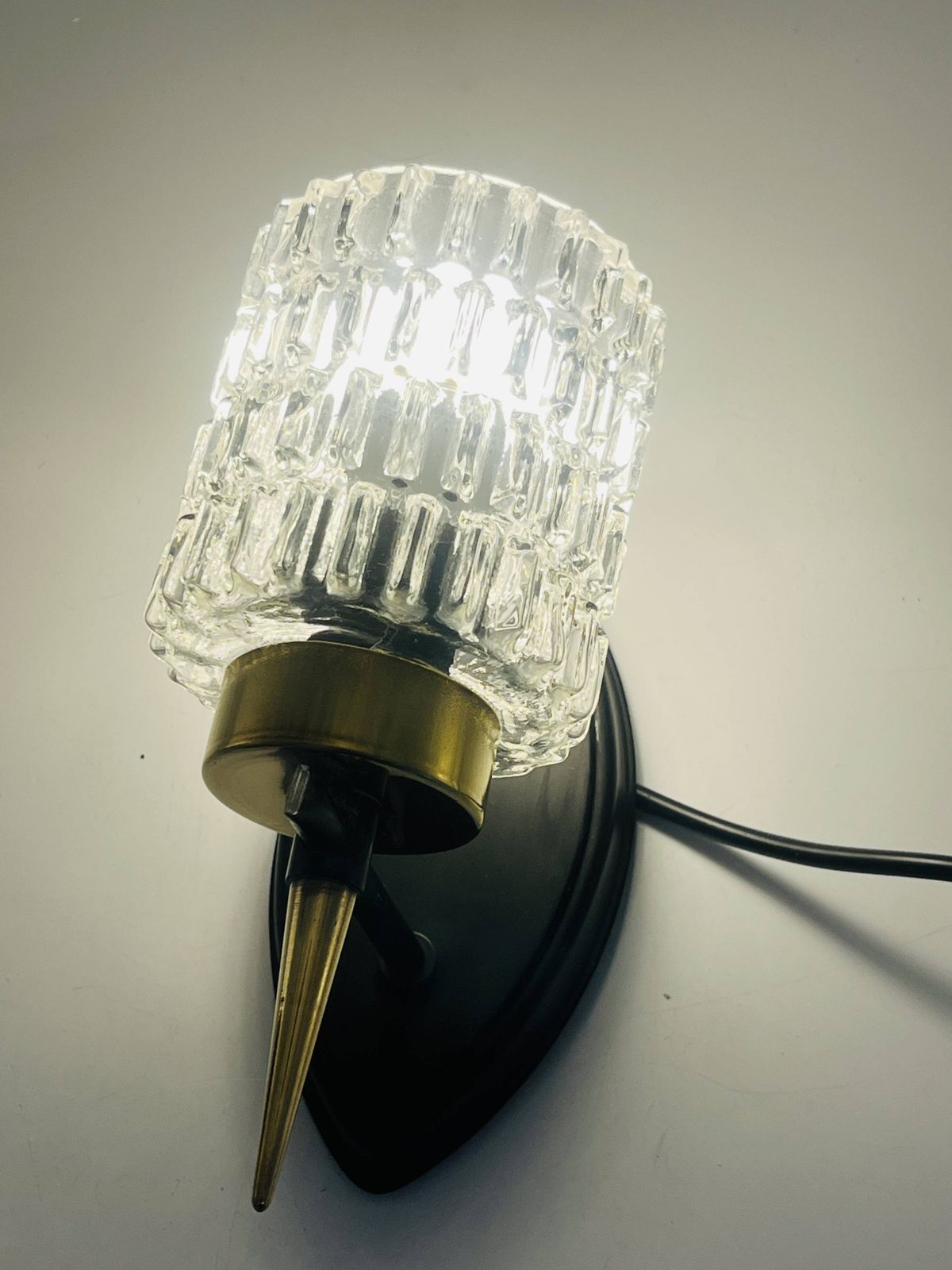 photo for sale Paar vintage wandlampen met getextureerd glas, toegeschreven aan Maison Arlus.