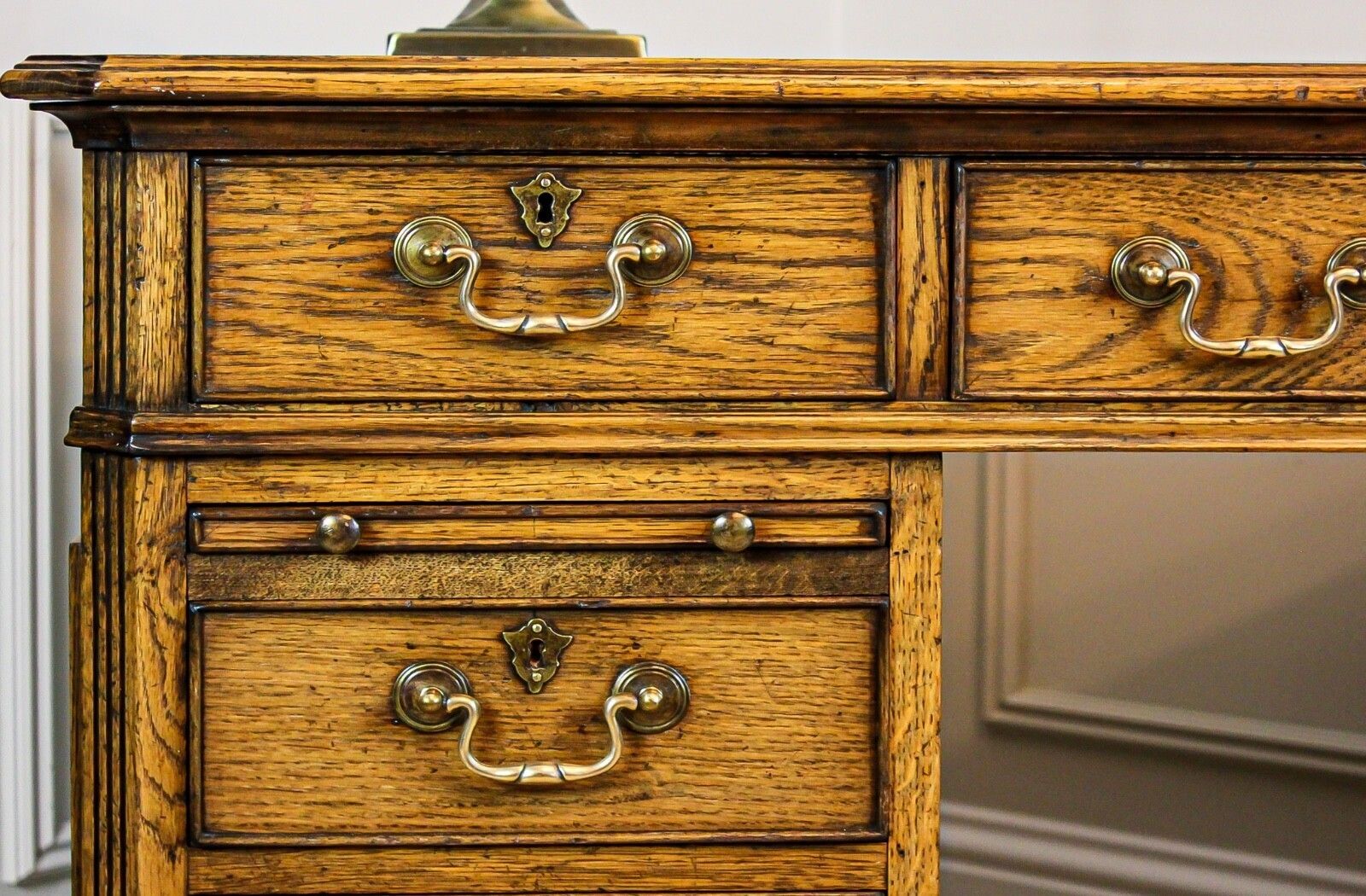 photo vintage Large Antique Style Solid Oak Twin Pedestal Partners Leather Top Writing Desk