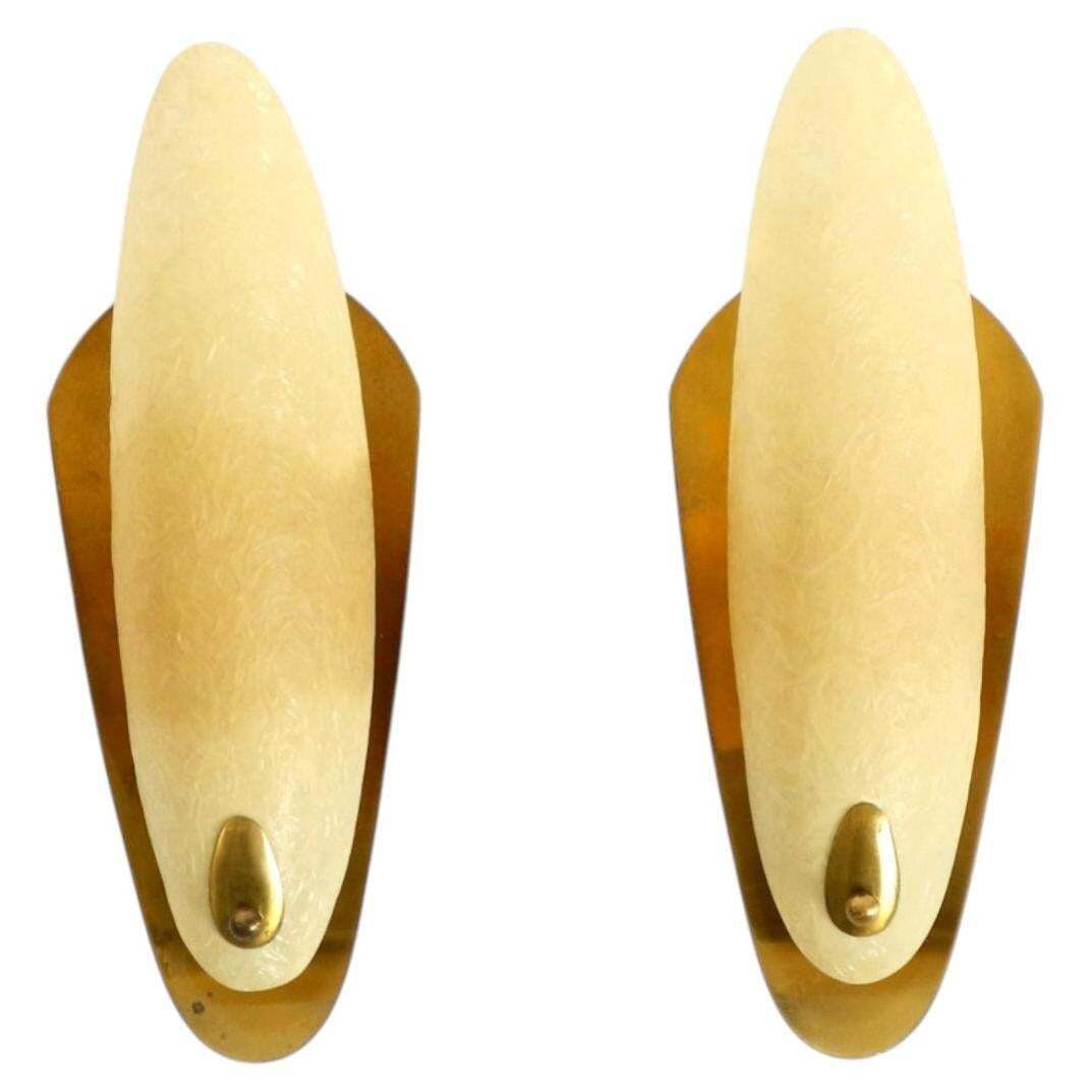 Een paar mid-century modern messing wandlampen met fiberglass kappen