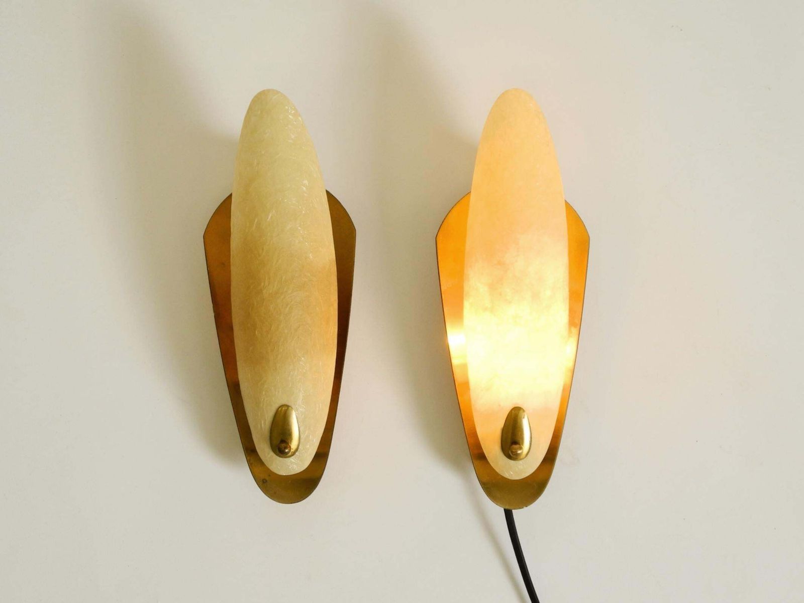 Een paar mid-century modern messing wandlampen met fiberglass kappen photo Verlichting