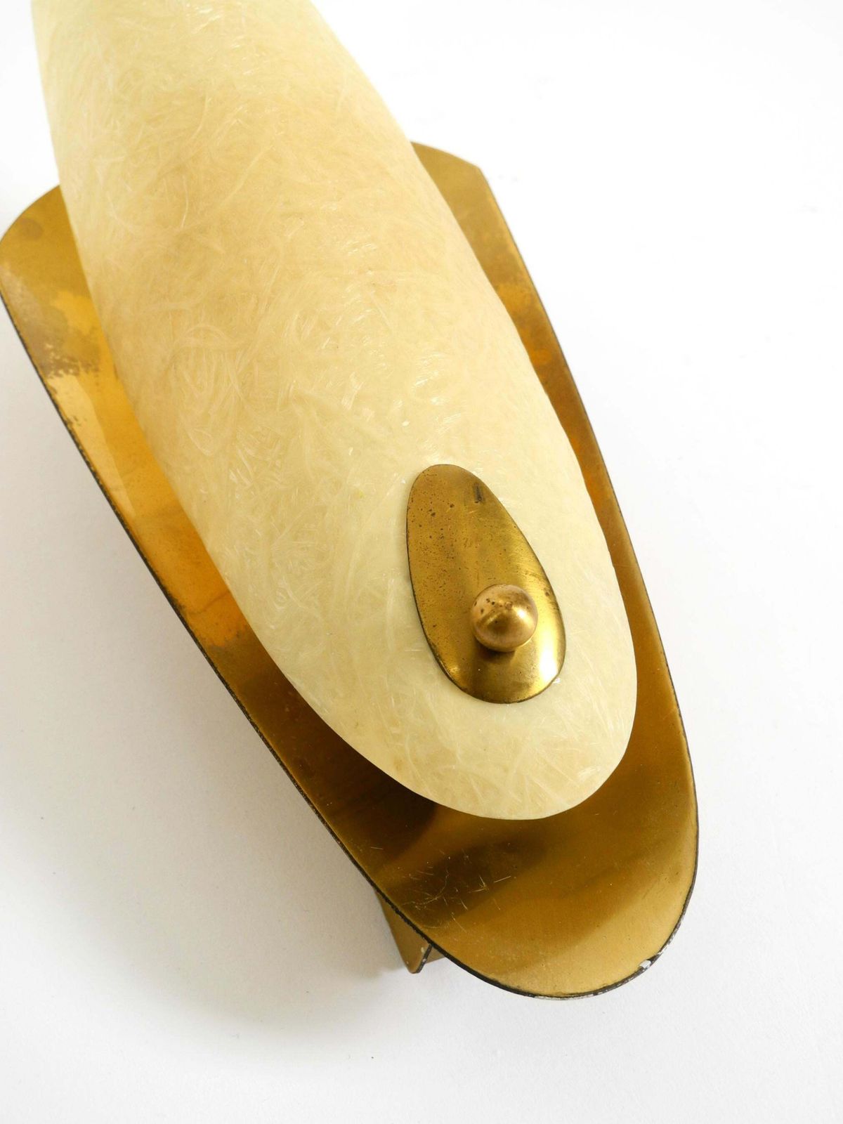 photo furniture Een paar mid-century modern messing wandlampen met fiberglass kappen