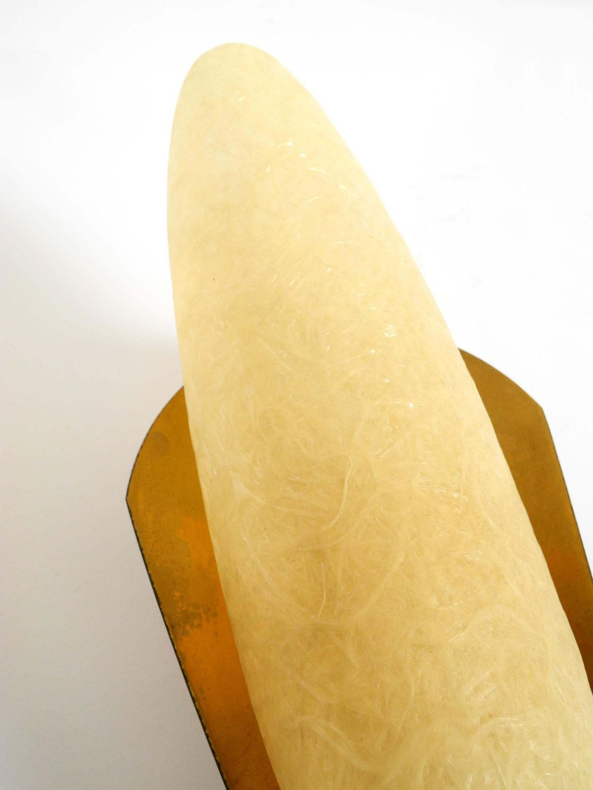photo for sale Een paar mid-century modern messing wandlampen met fiberglass kappen