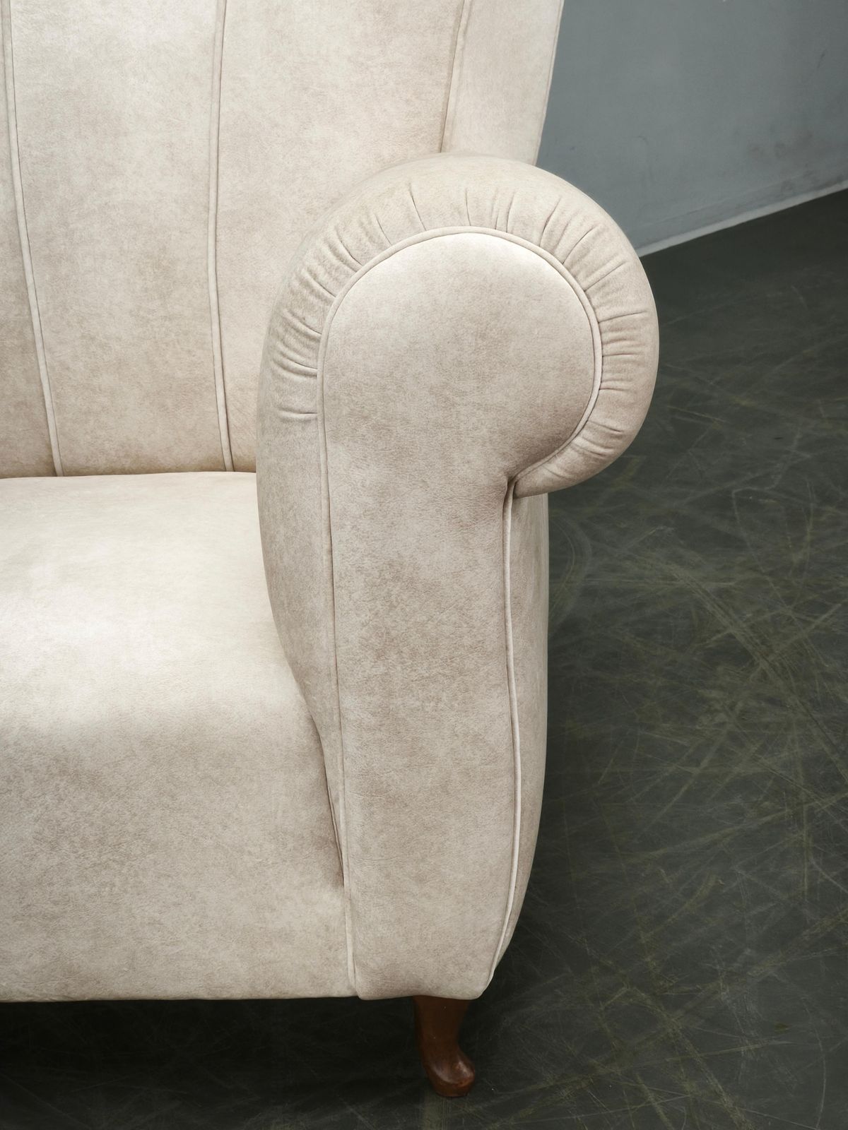photo furniture Italiaanse lounge fauteuil in beukenhout, opnieuw bekleed, ca. jaren 1950.