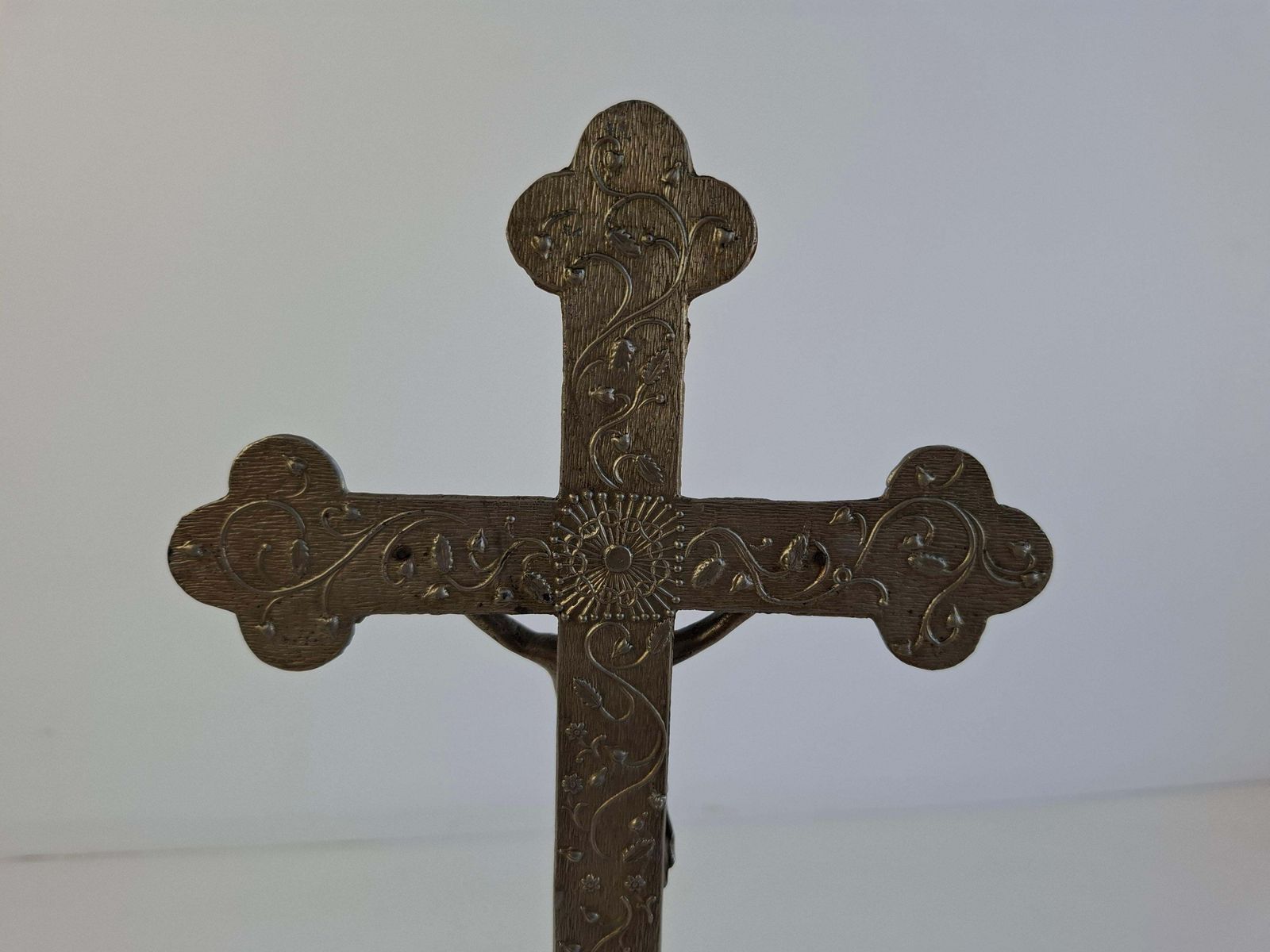 Crucifix de table néo-gothique d'époque en fonte, Tchécoslovaquie, vers 1900 photo Décoration