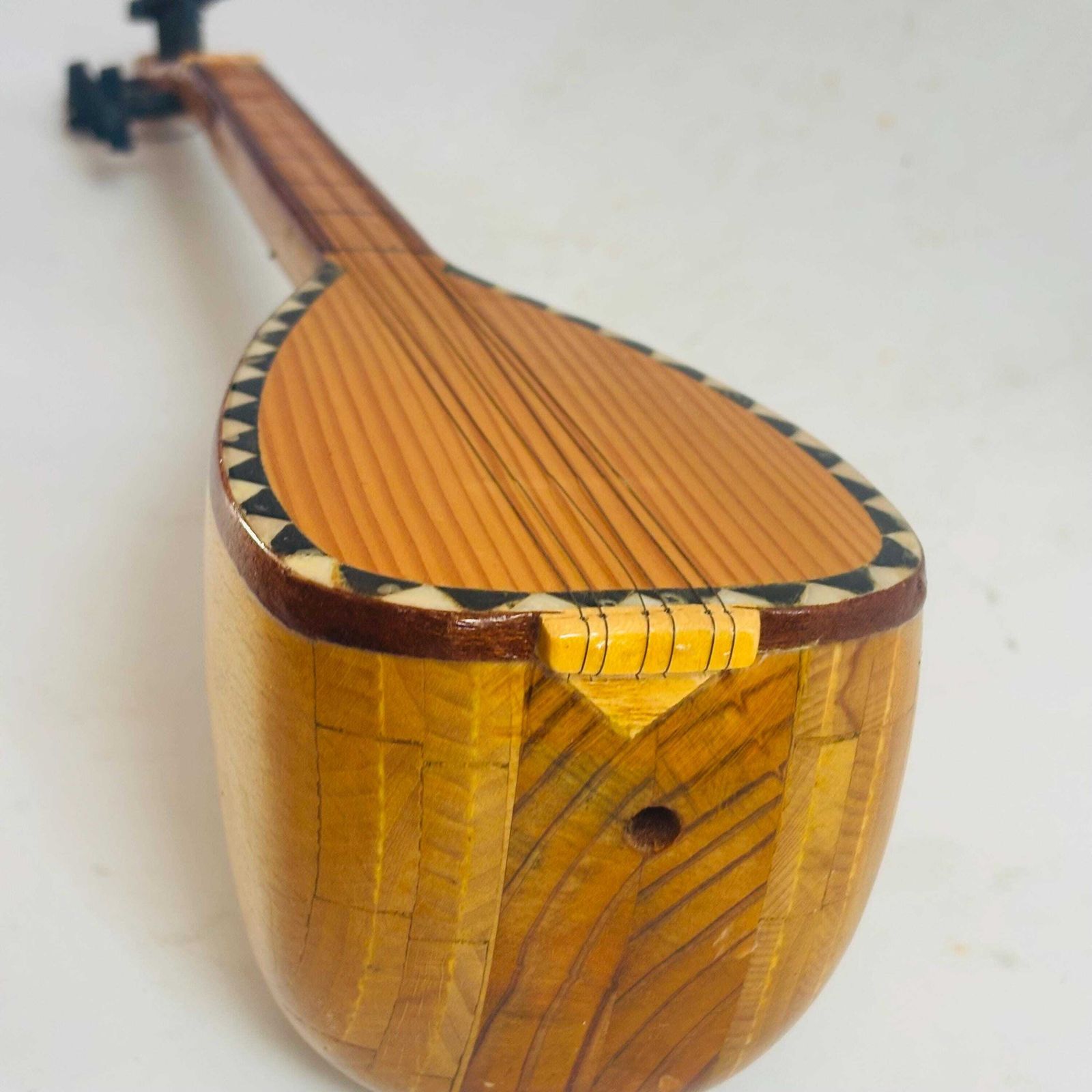 Woonaccessoires Mid-Century Collectible Turkse Cura Saz, Handgesneden, Met Geometrische Inleg, Decoratief Object, Restauratie Vereist. photo