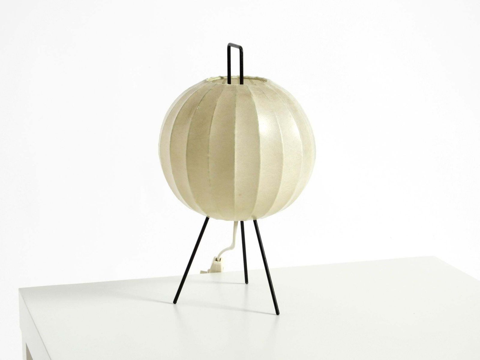 Zeldzame Mid-Century Modern driepoot cocoonlamp (tafellamp) photo furniture