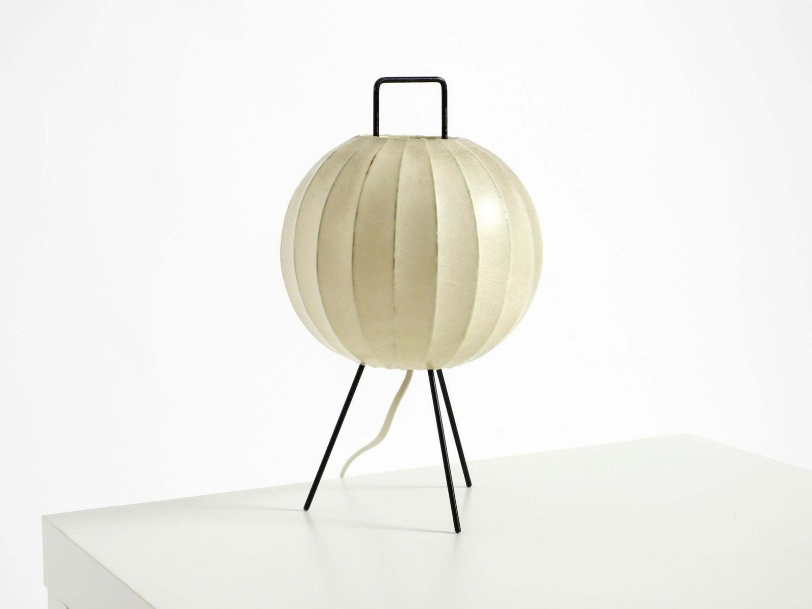 Zeldzame Mid-Century Modern driepoot cocoonlamp (tafellamp) photo for sale