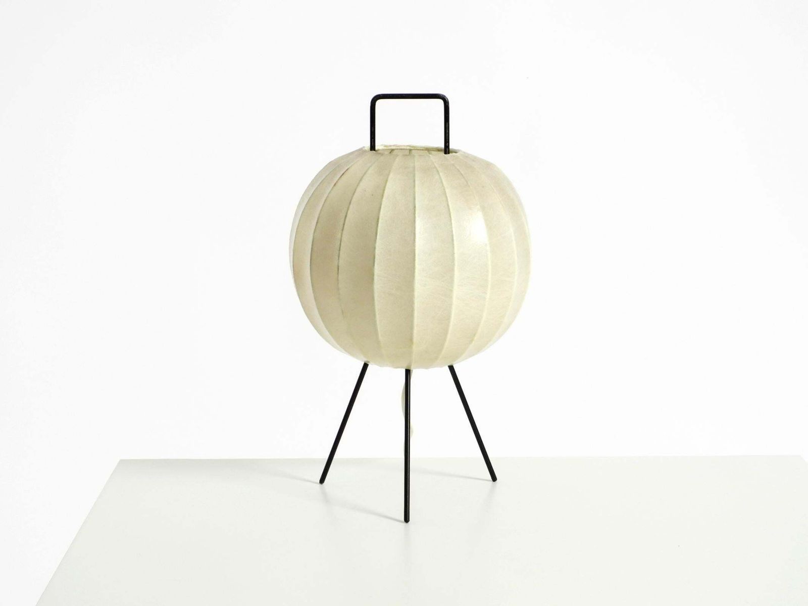 Zeldzame Mid-Century Modern driepoot cocoonlamp (tafellamp) photo vintage