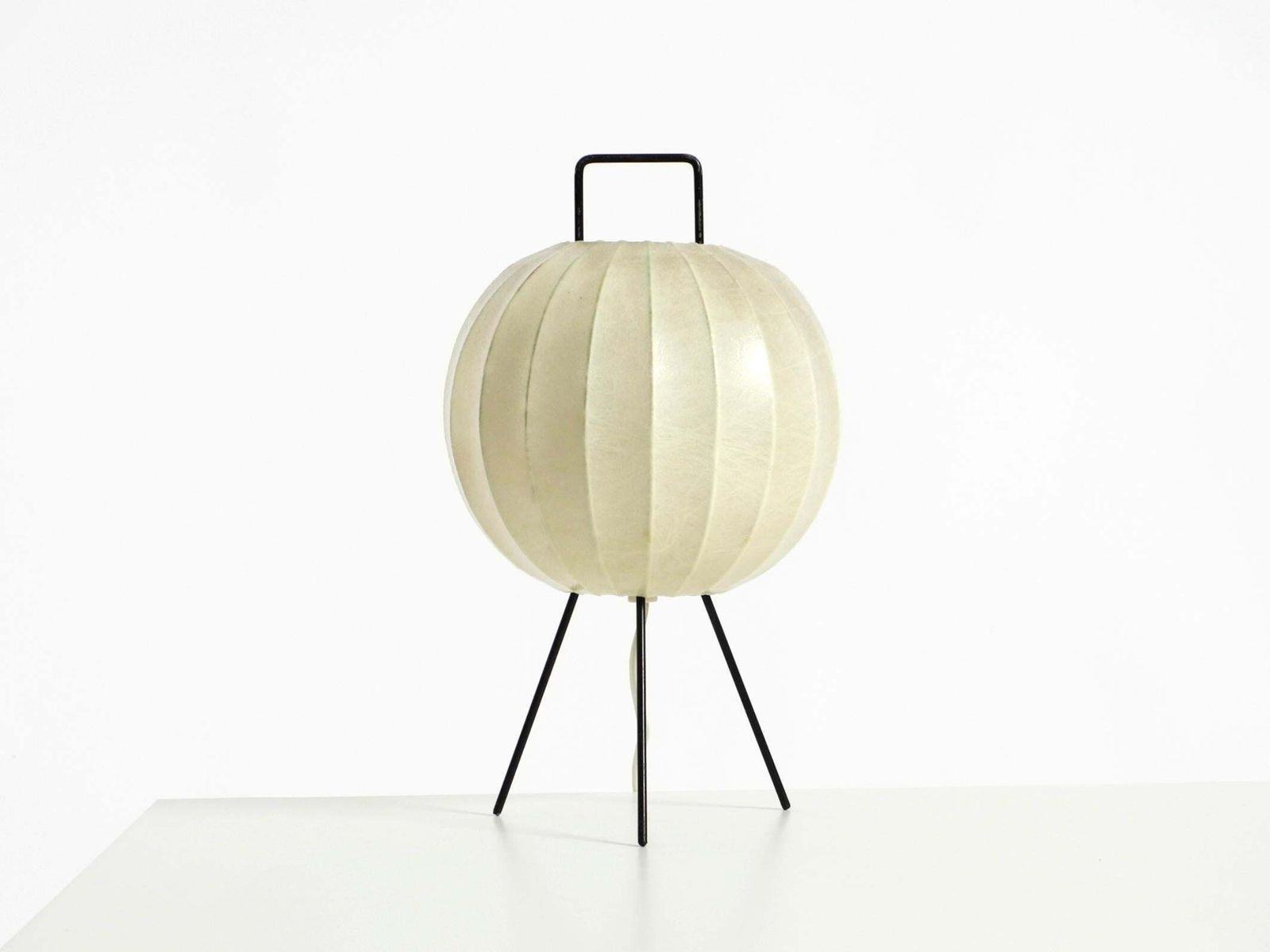 photo furniture Zeldzame Mid-Century Modern driepoot cocoonlamp (tafellamp)