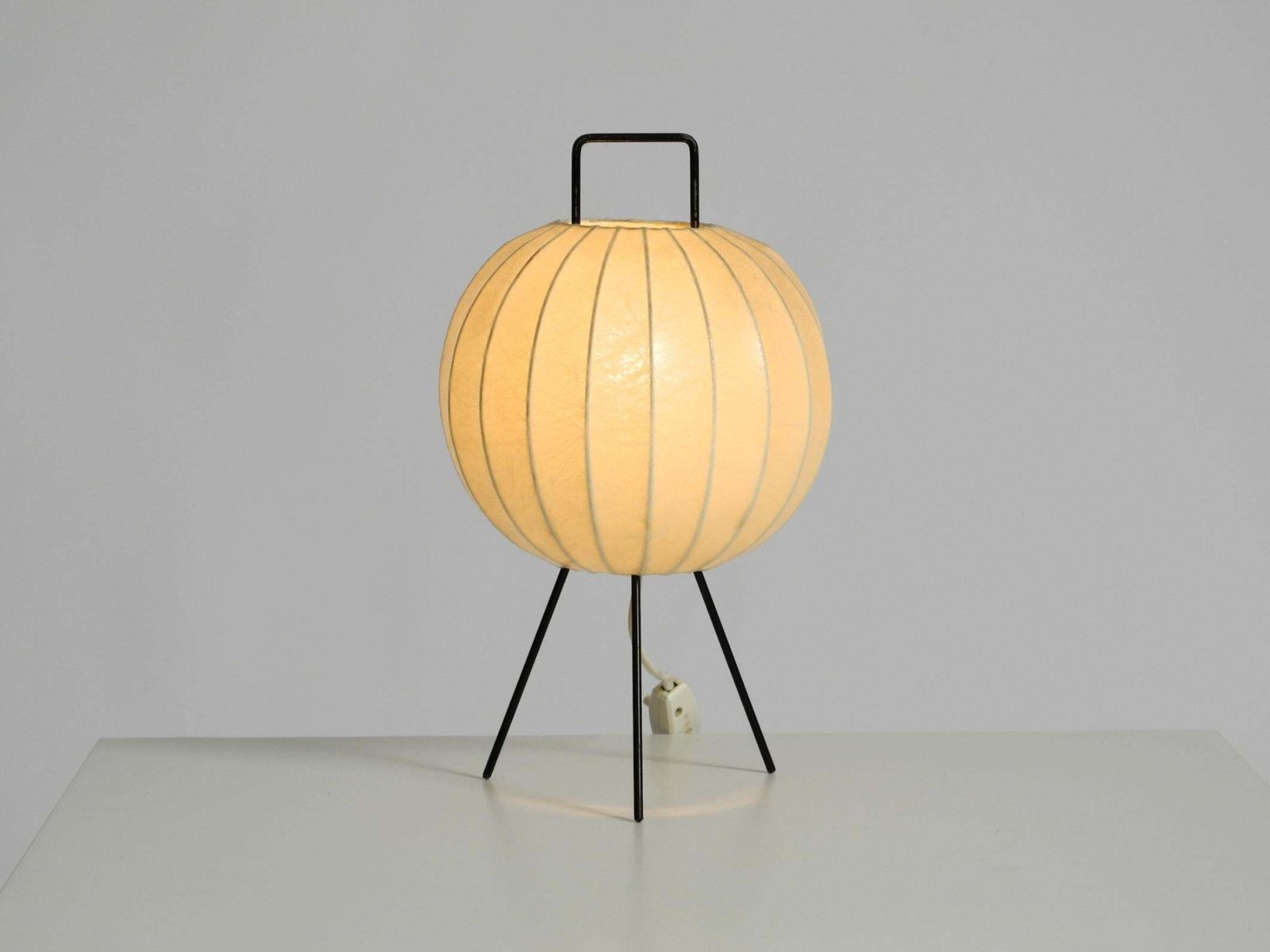 photo vinterior Zeldzame Mid-Century Modern driepoot cocoonlamp (tafellamp)