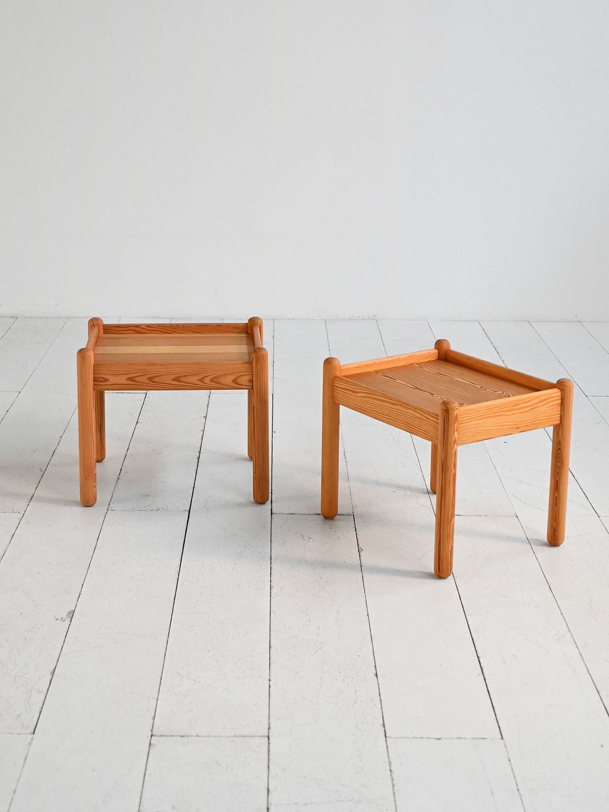 Paar massief grenen bijzettafels, Scandinavië, jaren 1970 photo furniture