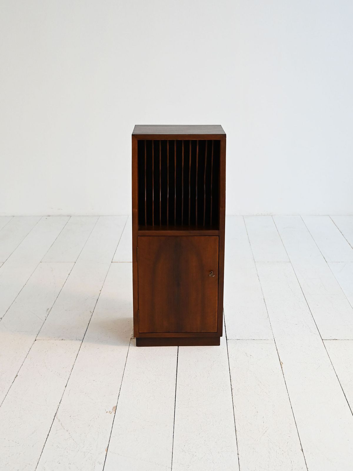 Kast met vinylvak photo for sale