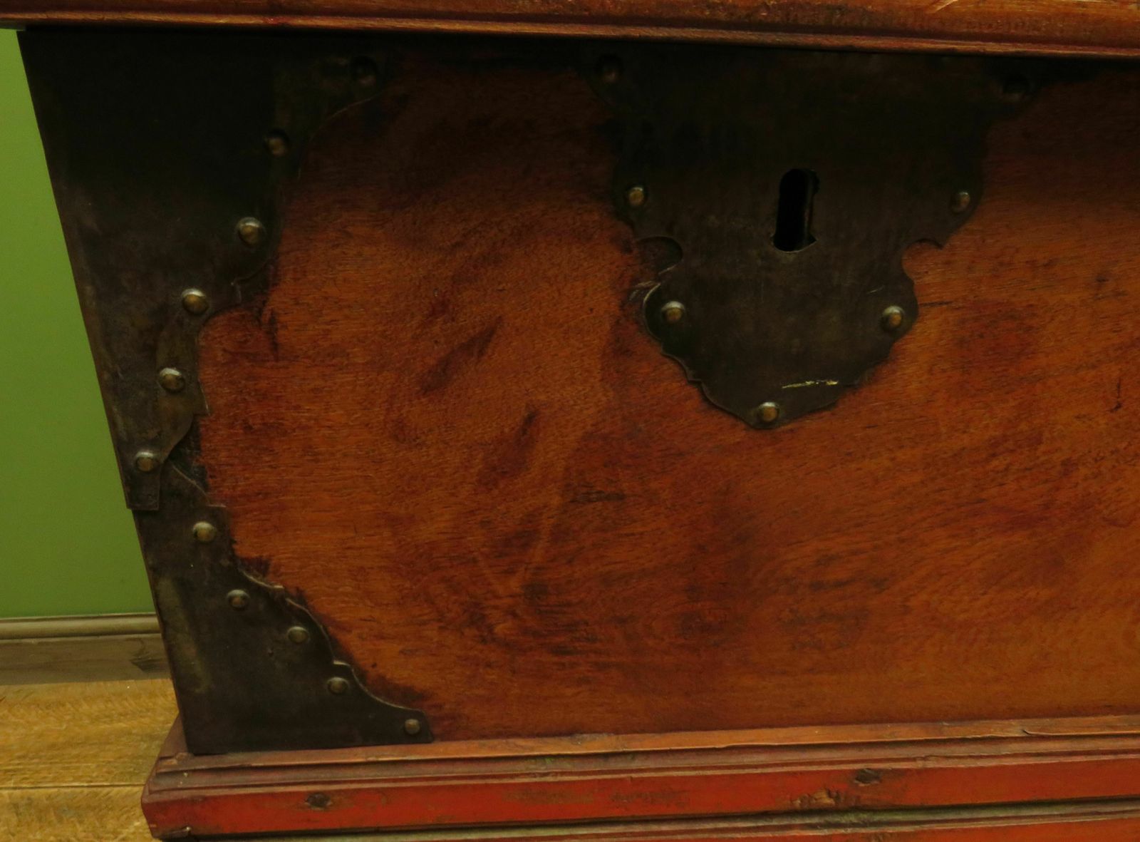 photo vinterior Large Antique Indonesian Marriage Dowry Chest On Wheels
