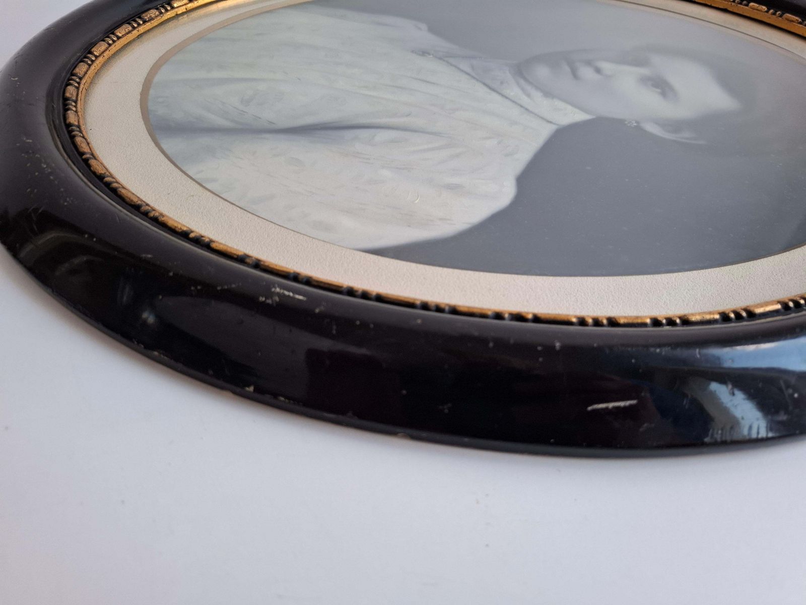 photo for sale Antiek Tsjechisch ovaal portret van jonge vrouw in zwart en verguld lijst