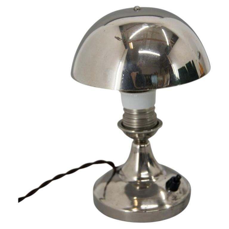 Lampe de table Art déco en laiton nickelé à abat-jour dôme réglable, années 1930