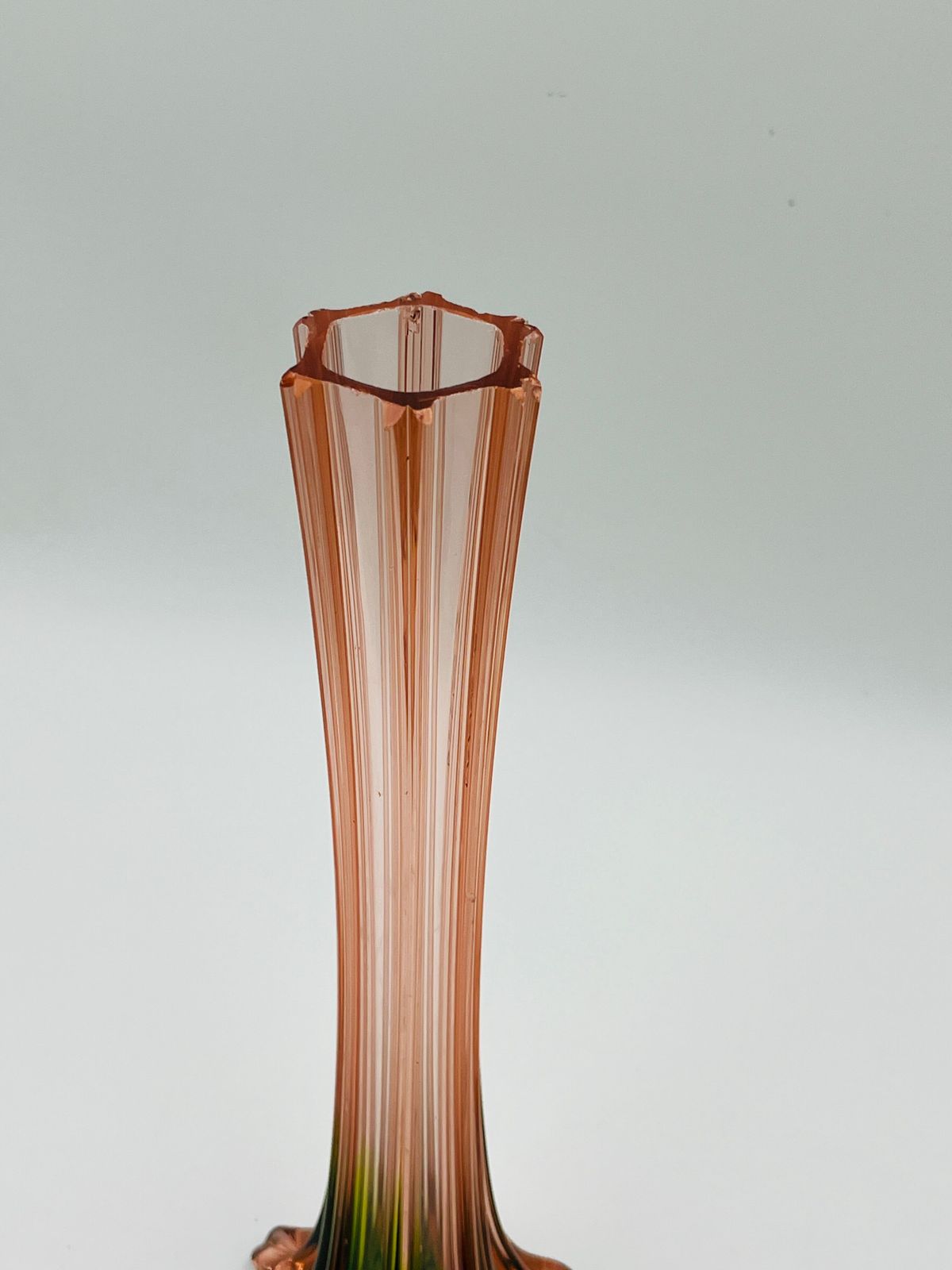 Paar vintage glazen soliflores in roze en groen. photo for sale