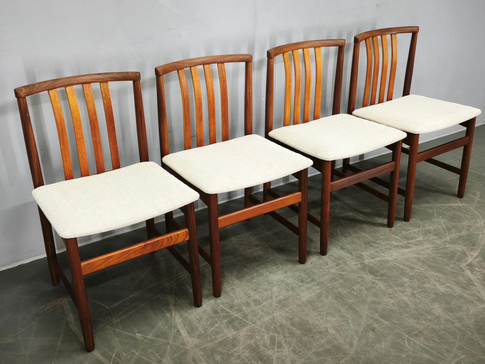 1096.0 Set van vier Deense teakhouten eetkamerstoelen, Scandinavië, jaren 1960 photo
