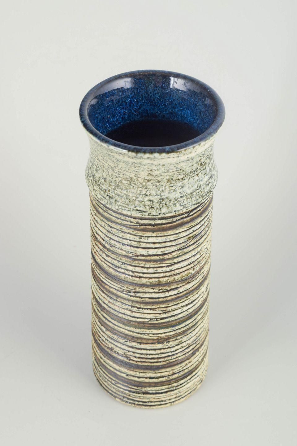 Britt Louise Sundell, Gustavsberg. Stoneware vaas met reliëfdecoratie, jaren 1980 photo furniture