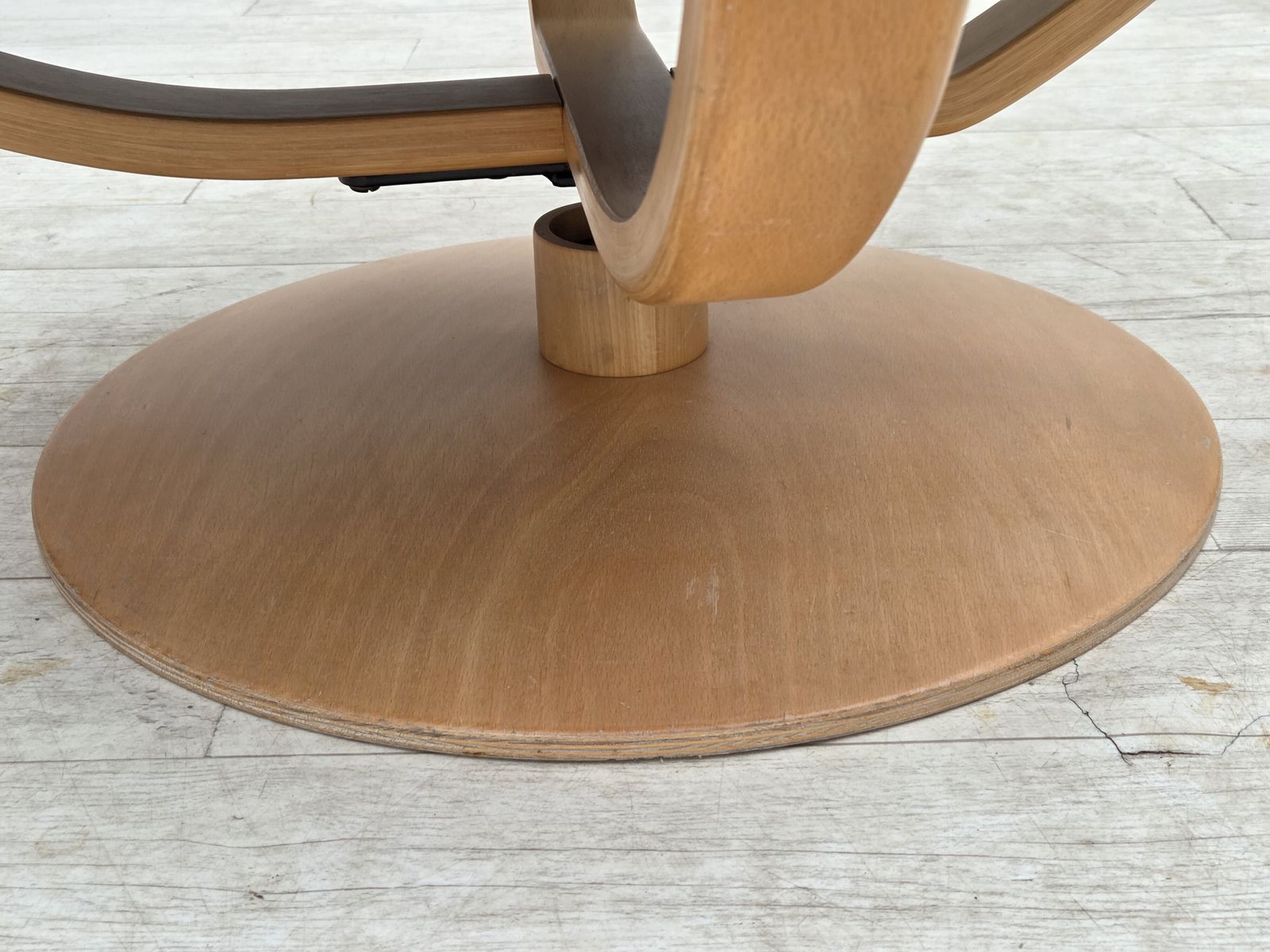 photo vintage 1980s, Scandinavian Swivel Armchair, Furniture Leather, Bent Wood.