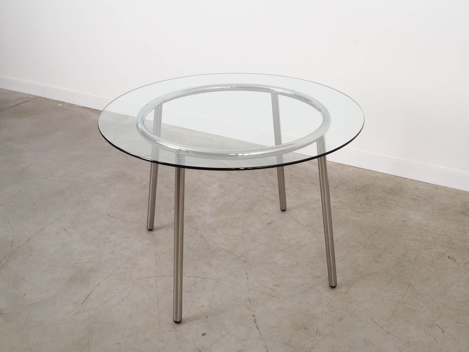 Salmi glazen tafel, Scandinavisch design, ontwerpers: Carl Öjerstam & Magnus Elebäck, geproduceerd door Ikea photo vinterior