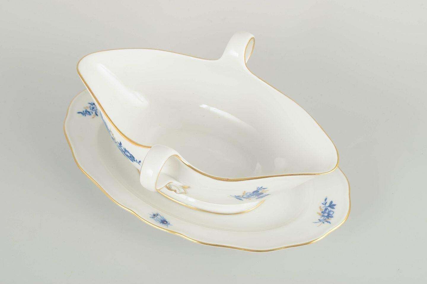 Meissen, Duitsland. Porseleinen sauskom met blauwe bloemenmotieven en vergulde accenten. photo furniture