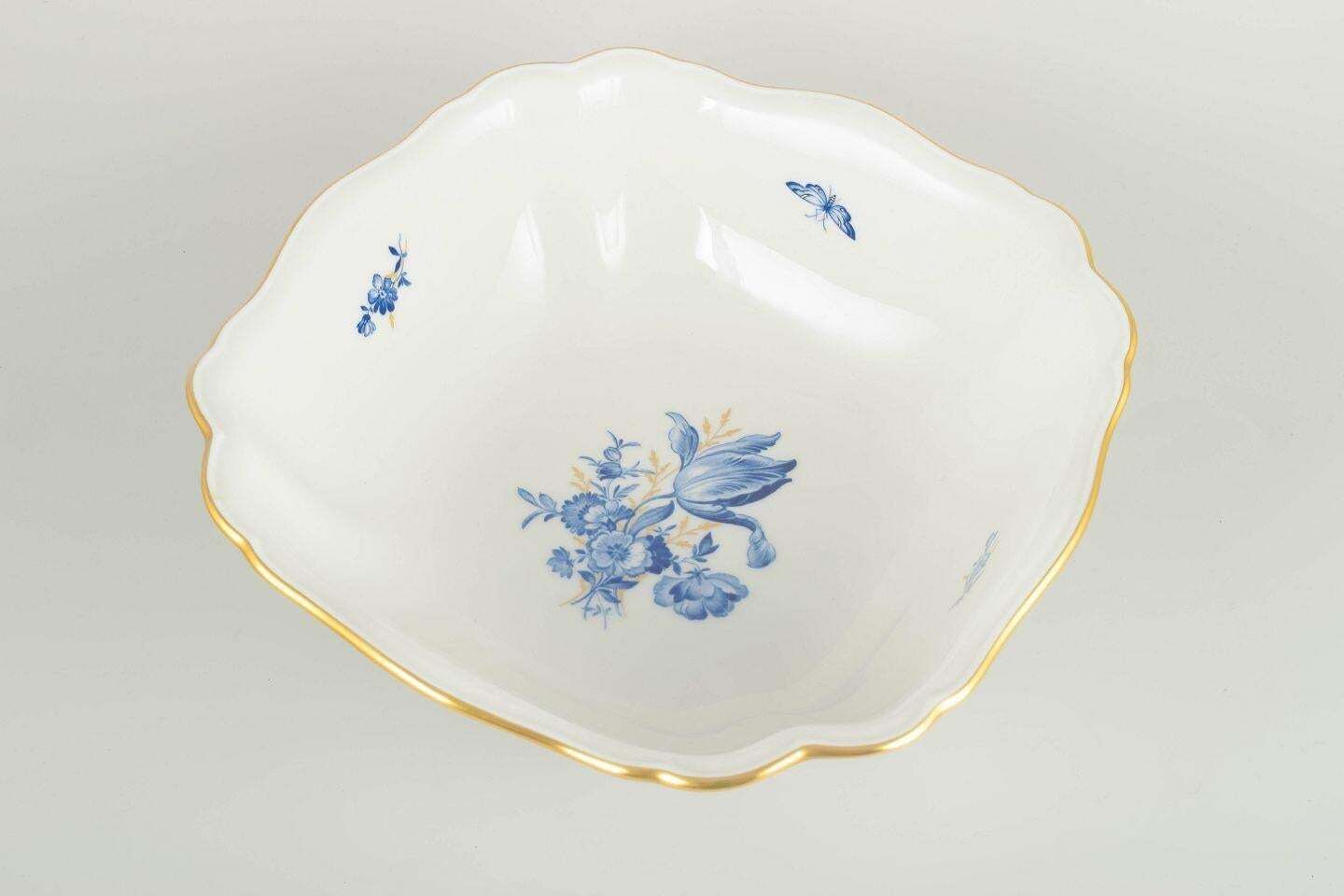 Meissen, Allemagne. Coupe carrée en porcelaine à motifs floraux bleus et bord doré. photo furniture