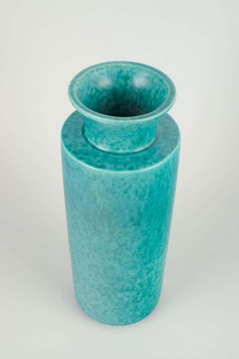 Wilhelm Kåge voor Gustavsberg. Turquoise geglazuurde stoneware vaas, ca. jaren 1940. photo furniture