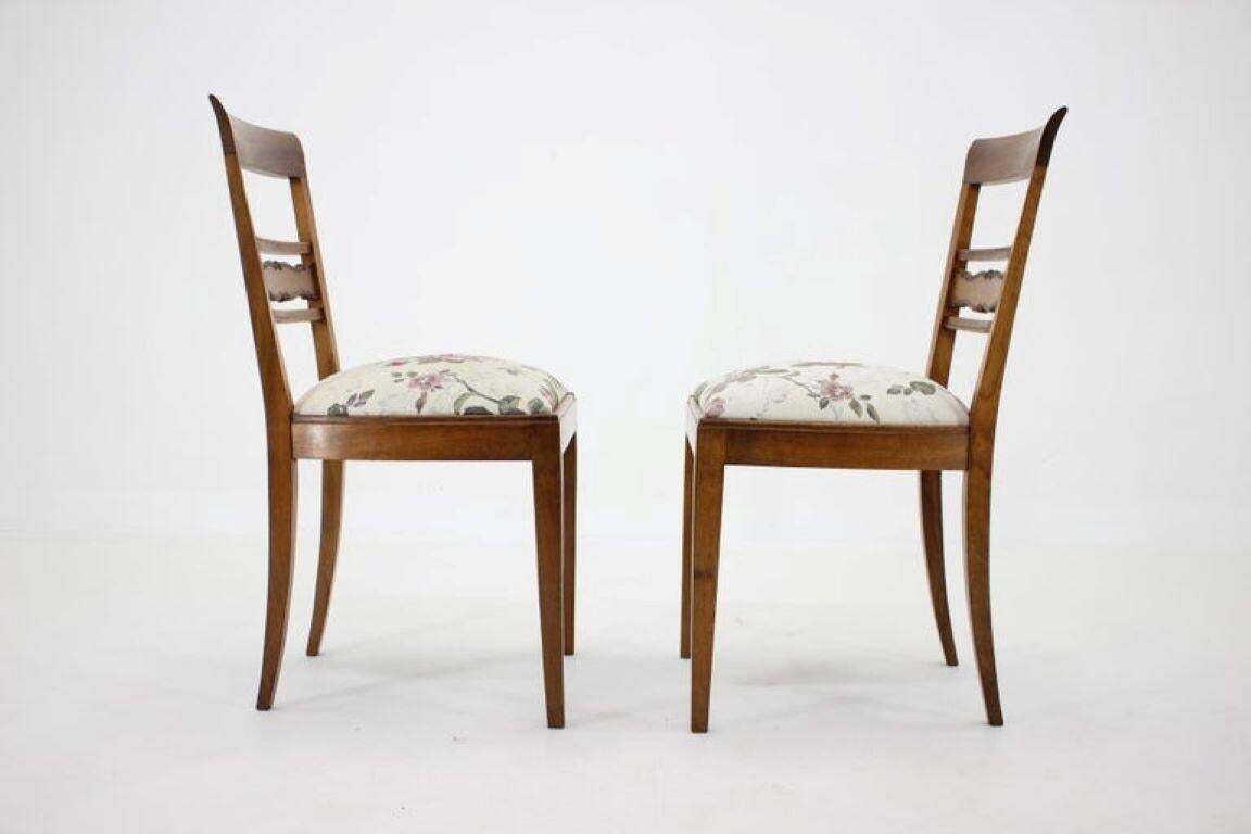 Paar Tsjechoslowaakse walnoten stoelen ca. jaren 1950, nagezien en opgeknapt, met bloemmotief bekleding photo for sale