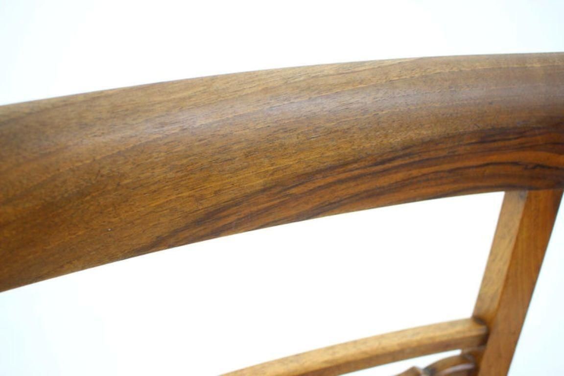 Paar Tsjechoslowaakse walnoten stoelen ca. jaren 1950, nagezien en opgeknapt, met bloemmotief bekleding photo vintage