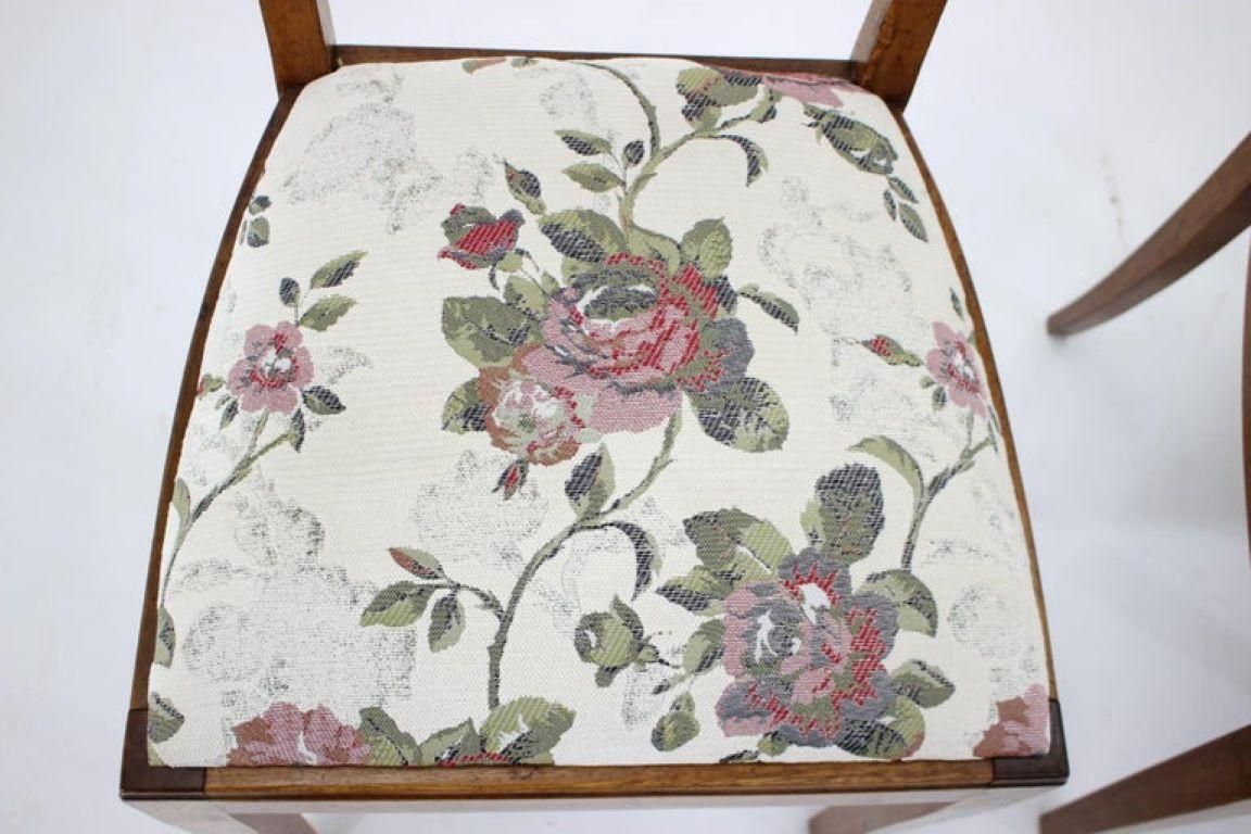photo furniture Paar Tsjechoslowaakse walnoten stoelen ca. jaren 1950, nagezien en opgeknapt, met bloemmotief bekleding