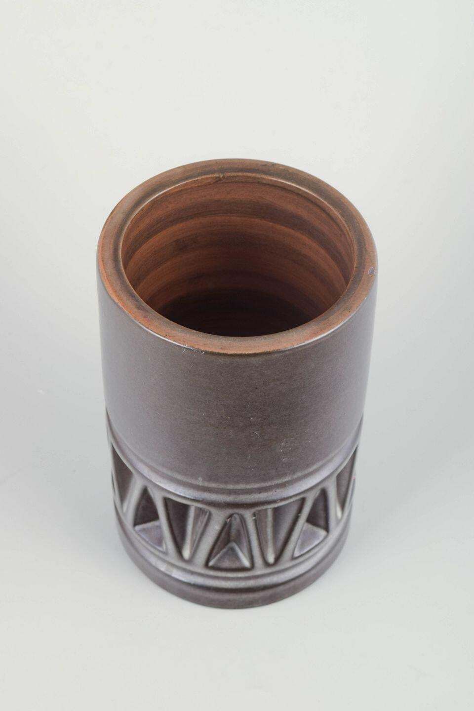 Vase en grès cylindrique Irma Yourstone, Upsala Ekeby, à décor géométrique en relief. photo furniture