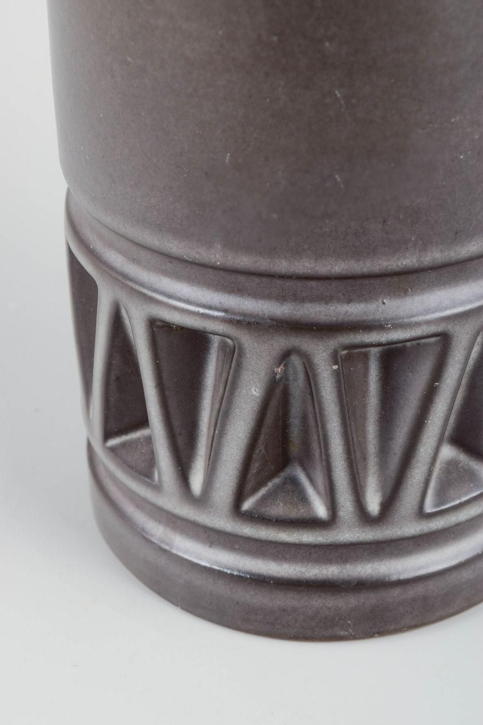 Vase en grès cylindrique Irma Yourstone, Upsala Ekeby, à décor géométrique en relief. photo for sale