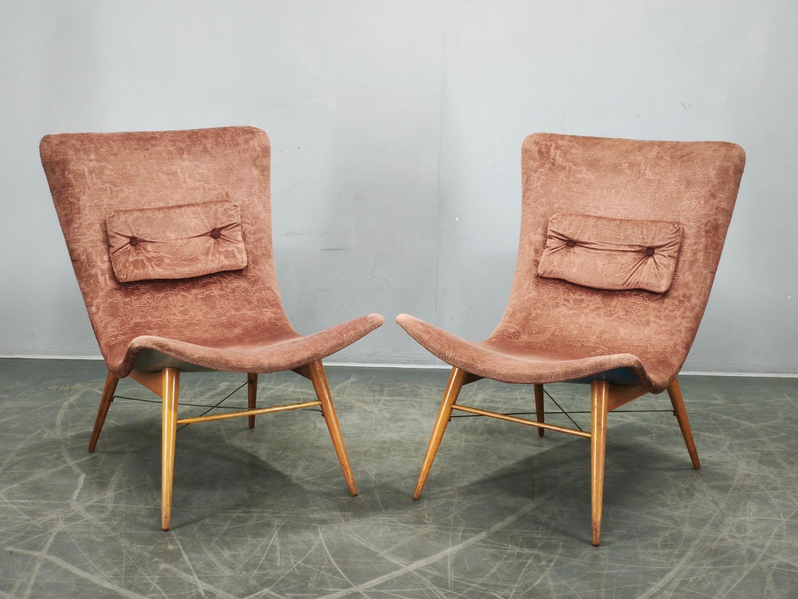 Paar Miroslav Navrátil schelpvormige fauteuils, Tsjecho-Slowakije, jaren 1960. photo furniture