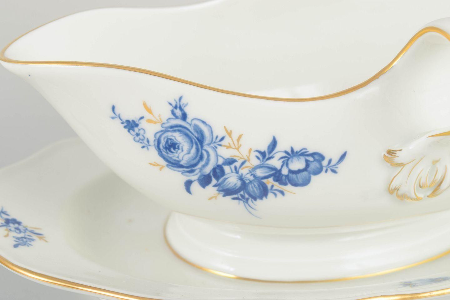 Meissen, Duitsland. Porseleinen sauskom met blauwe bloemenmotieven en vergulde accenten. photo for sale
