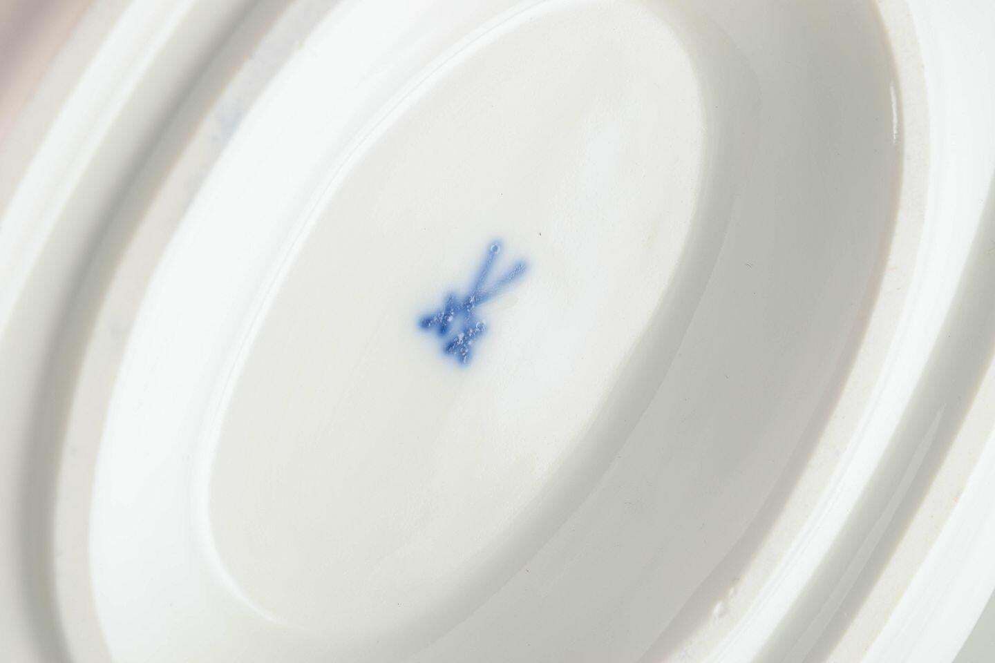 Meissen, Duitsland. Porseleinen sauskom met blauwe bloemenmotieven en vergulde accenten. photo Woonaccessoires