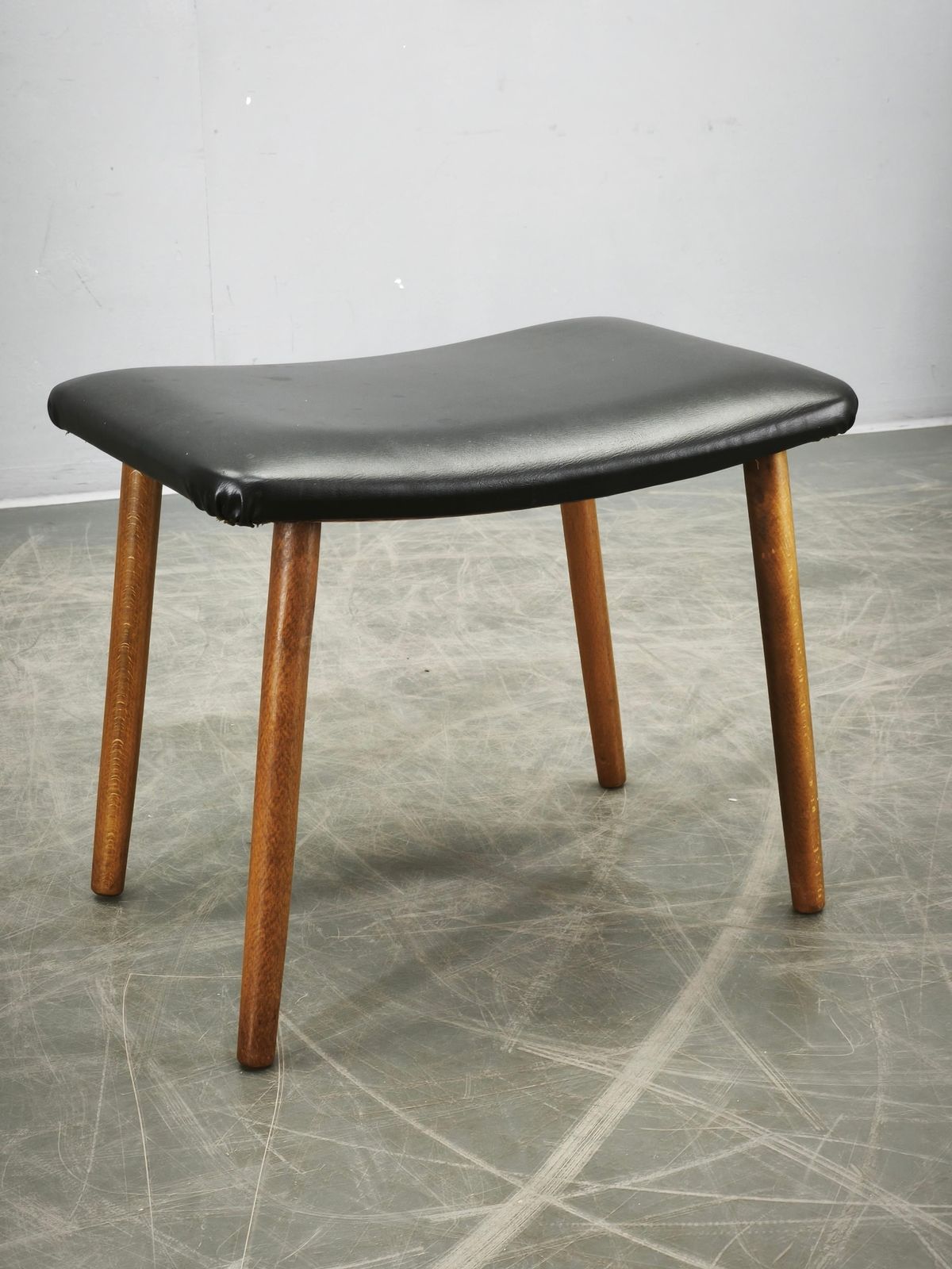 Deens Modern beukenhouten voetenbank met zwarte vinyl bekleding, ca. jaren 1960. photo furniture
