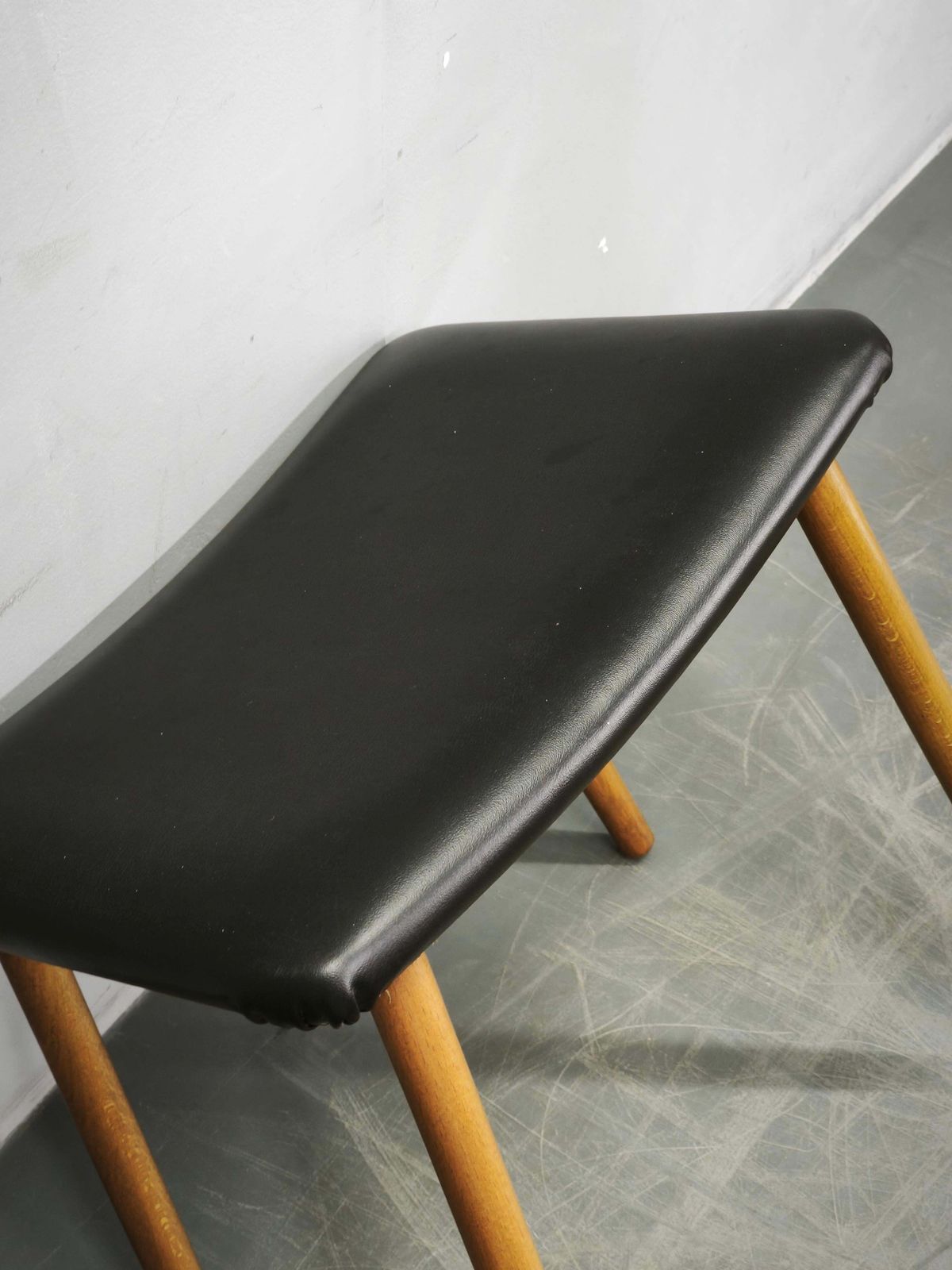 Deens Modern beukenhouten voetenbank met zwarte vinyl bekleding, ca. jaren 1960. photo Meubels