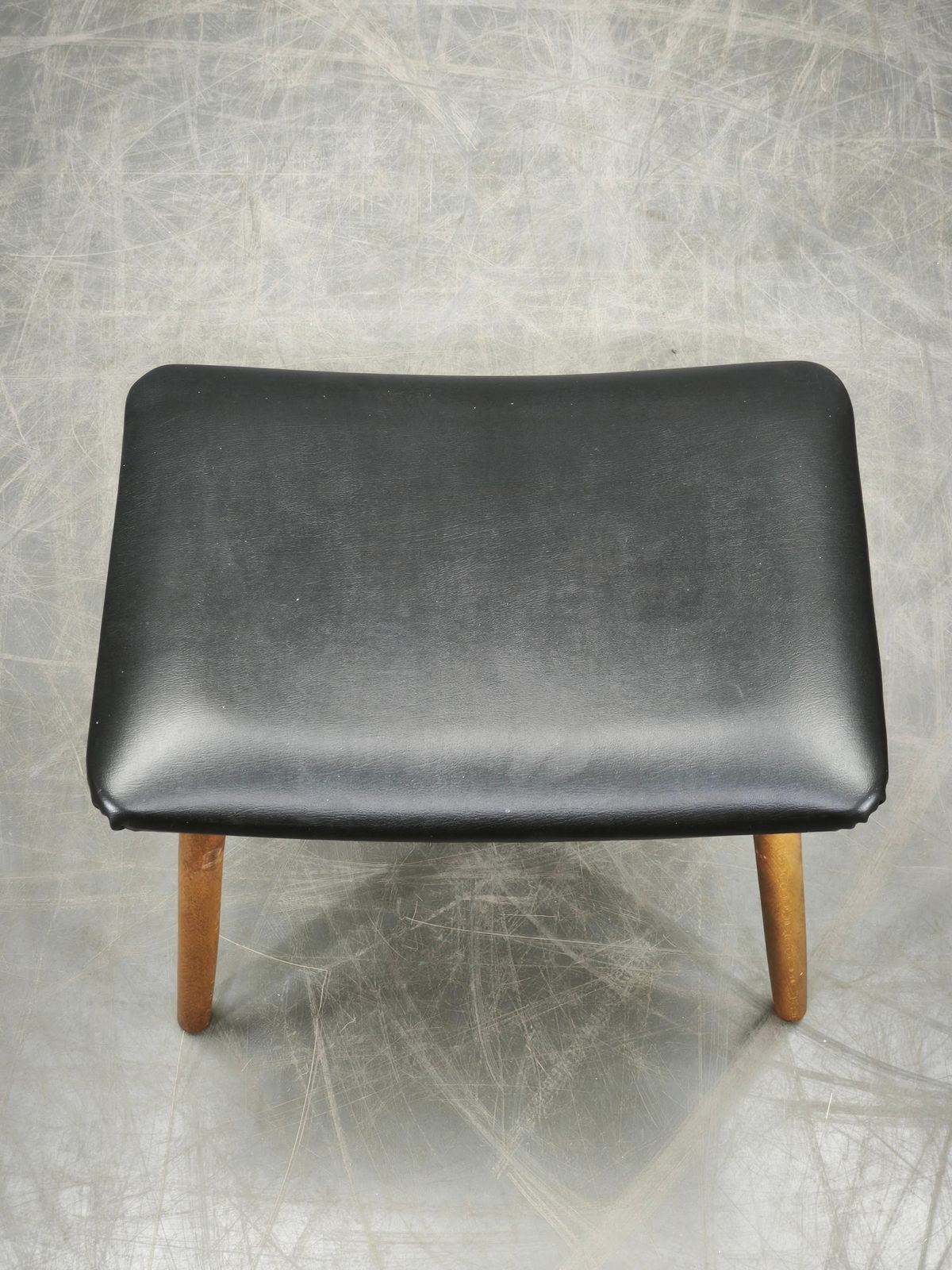 Deens Modern beukenhouten voetenbank met zwarte vinyl bekleding, ca. jaren 1960. photo vintage