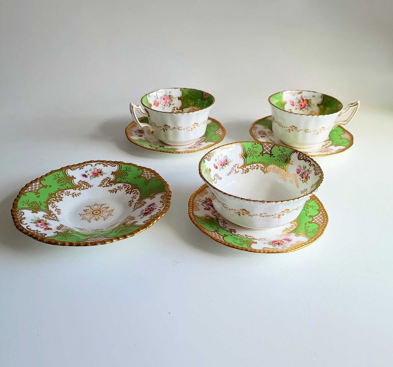 Antiek Victoriaans Engels Batwing Coalport gedeeltelijk theeservies voor 2: handgeschilderd appelgroen, jaren 1890. photo 125.0