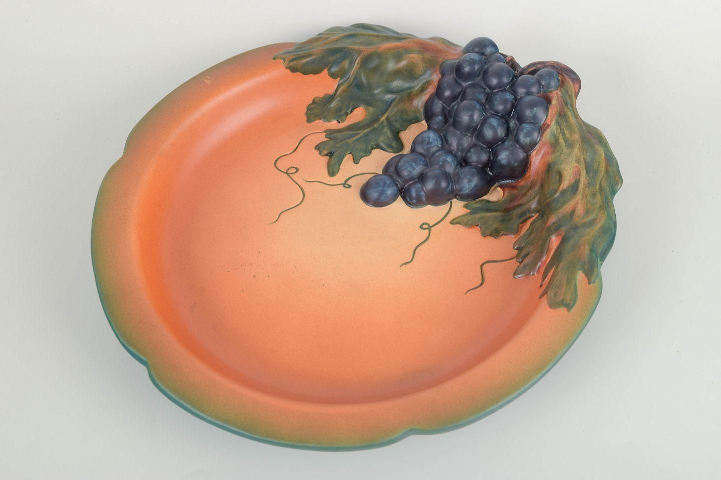 Ipsens Enke, Denemarken. Keramische schaal met druivenmotief, ca. jaren 1920/30. photo for sale