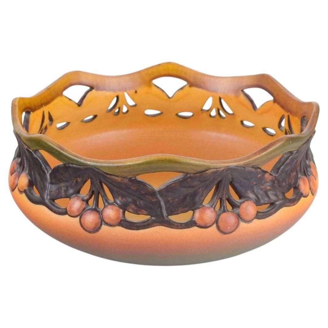 Ipsens Enke. Coupe en céramique à bord ajouré et relief de fruits. Années 1920/30