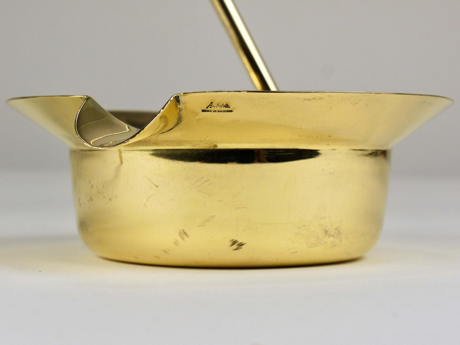 Woonaccessoires Zeldzame Carl Auböck messing staande asbak / rookstandaard, Oostenrijk, ca. jaren 1950. photo