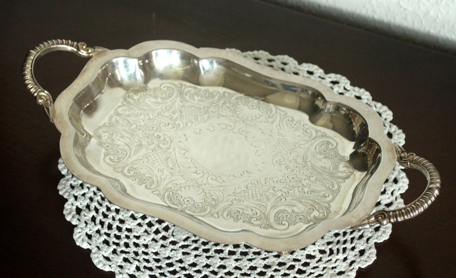 Versierd serveerschaal op voet – Lancaster zilver op koper photo furniture