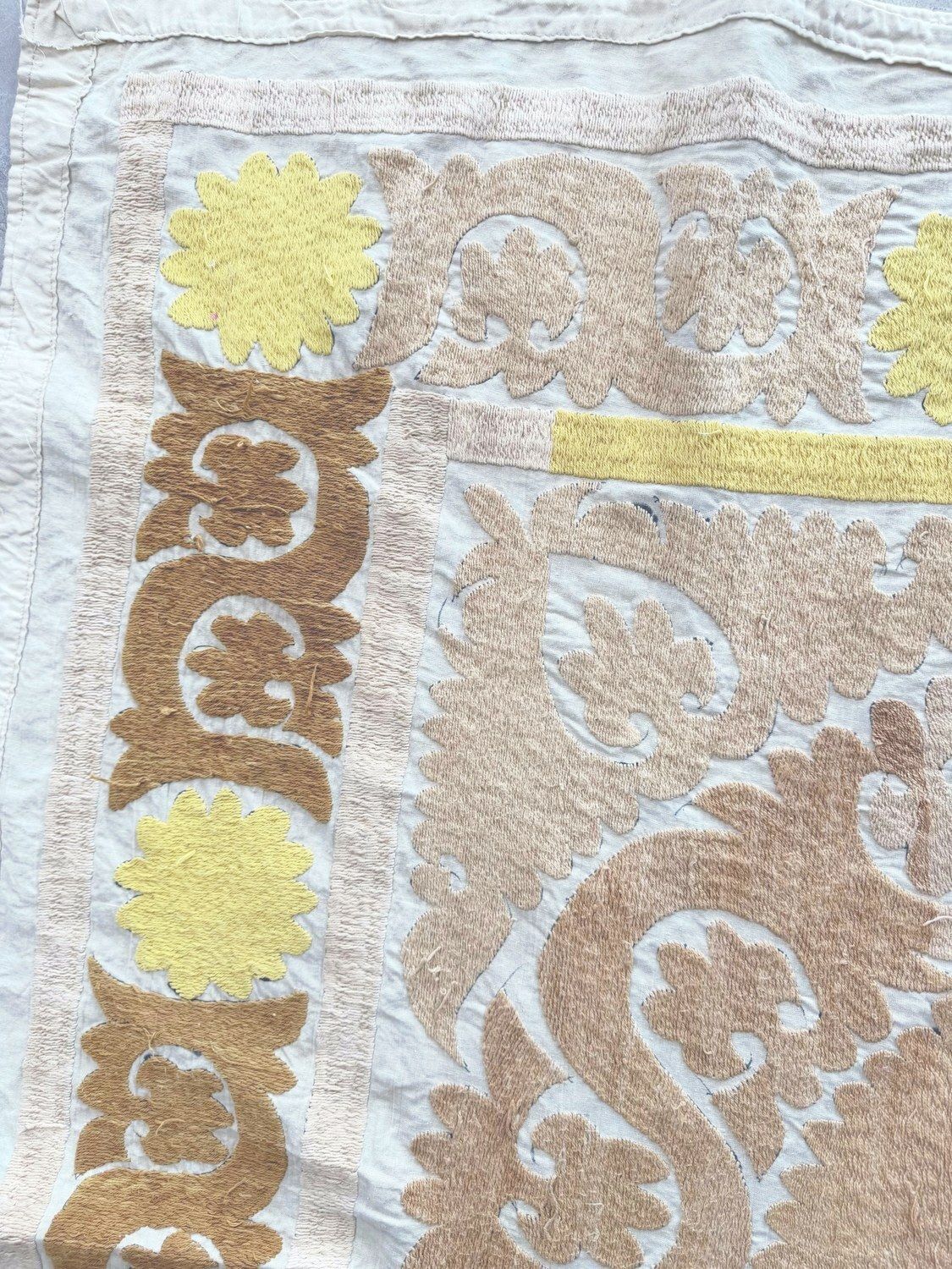 Suzani wandtapijt, neutraal beige, Tasjkent borduurwerk, 128 x 142 cm photo Textiel